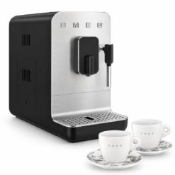 SMEG BCC12 Black Friday Set Storm Blue-Matt mit zwei Cappuccinotassen CCSC01